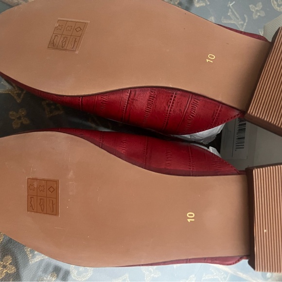 Red snake print leather mule . Brand new in box . Never worn . - Picture 3 of 3